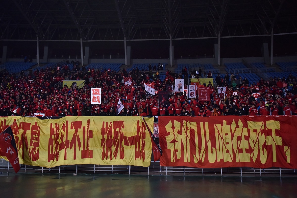 沸腾的现场：球迷热情高涨，助威声不断的简单介绍