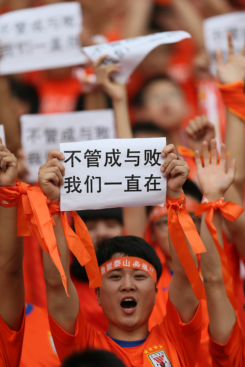 顽强拼搏！双方球队在赛场上拚尽全力争胜的简单介绍